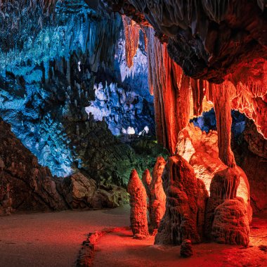 Úteros de piedra: el vientre de la Madre Tierra