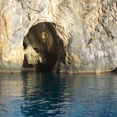 Cuevas costeras y ruta de Cala Fortuna